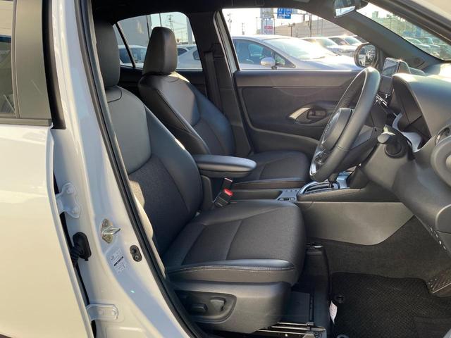 ヤリスクロス ハイブリッドＺ　衝突被害軽減システム　禁煙車　８型ディスプレイオーディオ　全周囲カメラ　レーダークルーズ　ドラレコ　ＥＴＣ　シートヒーター　パワーシート　ハーフレザーシート　ＬＥＤヘッド　コーナーセンサー（8枚目）