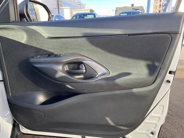 ヤリスクロス ハイブリッドＺ　衝突被害軽減システム　禁煙車　８型ディスプレイオーディオ　全周囲カメラ　レーダークルーズ　ドラレコ　ＥＴＣ　シートヒーター　パワーシート　ハーフレザーシート　ＬＥＤヘッド　コーナーセンサー（40枚目）