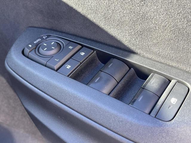 ヤリスクロス ハイブリッドＺ　衝突被害軽減システム　禁煙車　８型ディスプレイオーディオ　全周囲カメラ　レーダークルーズ　ドラレコ　ＥＴＣ　シートヒーター　パワーシート　ハーフレザーシート　ＬＥＤヘッド　コーナーセンサー（44枚目）