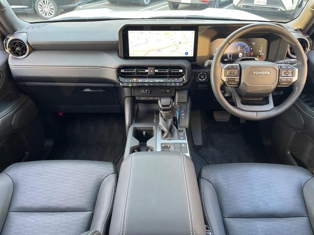 ランドクルーザー２５０ ＶＸ　サンルーフ　４ＷＤ　７人乗り　衝突軽減装置　禁煙車　全周囲カメラ　黒革シート　レーダークルーズ　ＥＴＣ２．０　Ｂｌｕｅｔｏｏｔｈ　フルセグ　ドラレコ　シートヒーター　パワーバックド（2枚目）