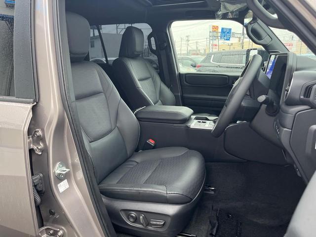 ランドクルーザー２５０ ＶＸ　丸目１眼ＬＥＤヘッドライト　ＪＢＬサウンド　サンルーフ　全周囲カメラ　デジタルインナーミラー　黒革シート　ベンチレーション　シートヒーター／ステアリングヒーター　７人乗り　パワーバックドア（8枚目）