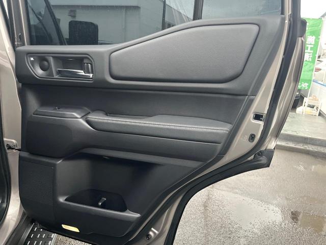 ランドクルーザー２５０ ＶＸ　丸目１眼ＬＥＤヘッドライト　ＪＢＬサウンド　サンルーフ　全周囲カメラ　デジタルインナーミラー　黒革シート　ベンチレーション　シートヒーター／ステアリングヒーター　７人乗り　パワーバックドア（46枚目）