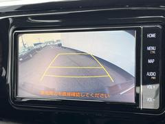 【バックカメラ】駐車時に後方がリアルタイム映像で確認できます。大型商業施設や立体駐車場での駐車時や、夜間のバック時に大活躍！運転スキルに関わらず、今や必須となった装備のひとつです！ 4