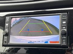 【バックカメラ】駐車時に後方がリアルタイム映像で確認できます。大型商業施設や立体駐車場での駐車時や、夜間のバック時に大活躍！運転スキルに関わらず、今や必須となった装備のひとつです！ 5