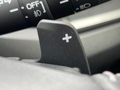 【パドルシフト】ハンドルから手を離さずに素早くシフトアップ＆ダウンができるので、エンジンブレーキを使う下り坂や高速道路の合流で加速したい場面で役立ちます。 7