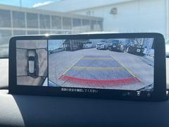 【３６０°ビューモニター】専用のカメラにより、上から見下ろしたような視点で３６０度クルマの周囲を確認することができます☆死角部分も確認しやすく、狭い場所での切り返しや駐車もスムーズに行えます。 4
