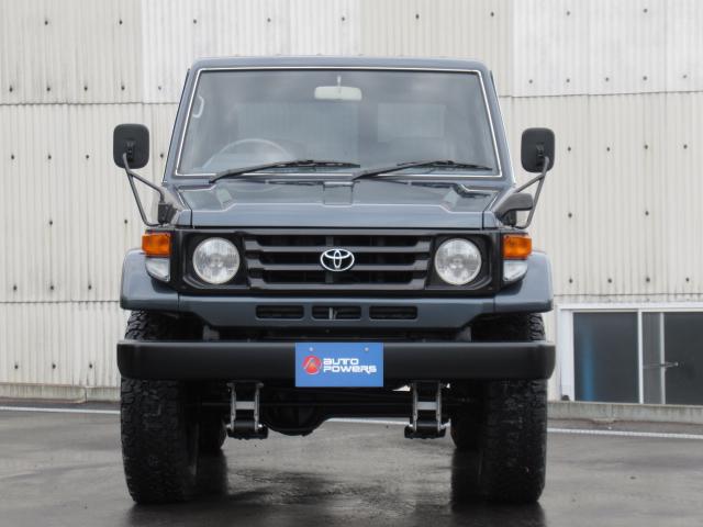 ランドクルーザー７０ ＬＸ５速マニュアルリフトアップ　新品ＢＦタイヤ　新品ホイール　新品ＢＦグッドリッチオールテレーンタイヤ　新品トヨタ輸出用ホイール　新品ブラック純正バンパー　新品ブラックｙクグリル　新品リアスモーク　新品シャックル　新品シャックルブッシュ　希少５速マニュアル（3枚目）