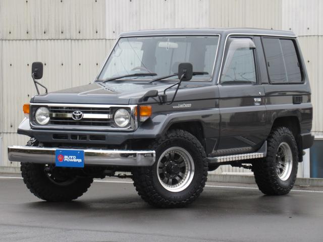 ランドクルーザー70 LXショートナローボディー 5速マニュアル 前後リーフ型 フェンダーミラー メッキバンパー 社外16インチアルミホイール トーヨーオープンカントリーM/Tタイヤ 純正グレー色(2枚目)