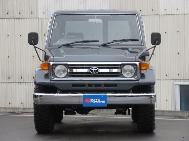 ランドクルーザー70 LXショートナローボディー 5速マニュアル 前後リーフ型 フェンダーミラー メッキバンパー 社外16インチアルミホイール トーヨーオープンカントリーM/Tタイヤ 純正グレー色(3枚目)