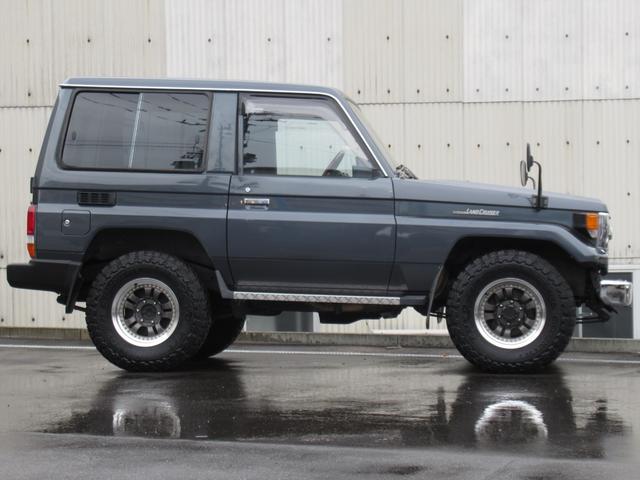 ランドクルーザー70 LXショートナローボディー 5速マニュアル 前後リーフ型 フェンダーミラー メッキバンパー 社外16インチアルミホイール トーヨーオープンカントリーM/Tタイヤ 純正グレー色(5枚目)