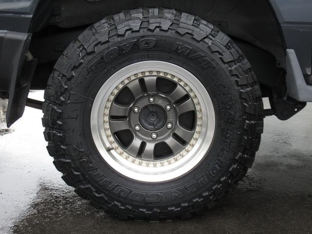 ランドクルーザー70 LXショートナローボディー 5速マニュアル 前後リーフ型 フェンダーミラー メッキバンパー 社外16インチアルミホイール トーヨーオープンカントリーM/Tタイヤ 純正グレー色(10枚目)