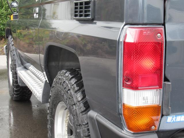 ランドクルーザー70 LXショートナローボディー 5速マニュアル 前後リーフ型 フェンダーミラー メッキバンパー 社外16インチアルミホイール トーヨーオープンカントリーM/Tタイヤ 純正グレー色(12枚目)