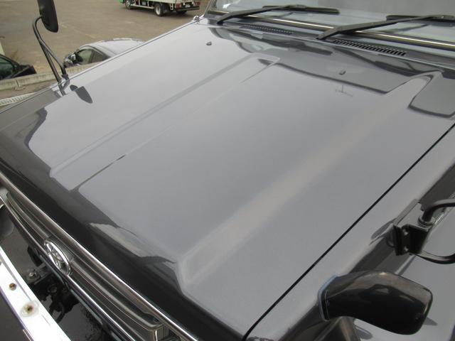 ランドクルーザー70 LXショートナローボディー 5速マニュアル 前後リーフ型 フェンダーミラー メッキバンパー 社外16インチアルミホイール トーヨーオープンカントリーM/Tタイヤ 純正グレー色(13枚目)