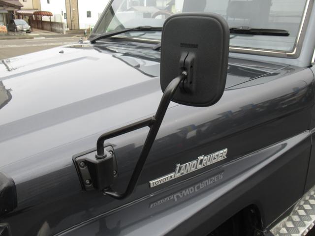 ランドクルーザー70 LXショートナローボディー 5速マニュアル 前後リーフ型 フェンダーミラー メッキバンパー 社外16インチアルミホイール トーヨーオープンカントリーM/Tタイヤ 純正グレー色(14枚目)