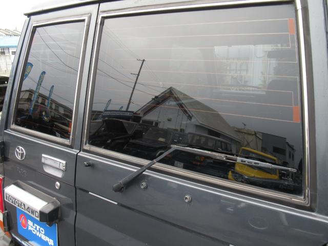 ランドクルーザー70 LXショートナローボディー 5速マニュアル 前後リーフ型 フェンダーミラー メッキバンパー 社外16インチアルミホイール トーヨーオープンカントリーM/Tタイヤ 純正グレー色(21枚目)