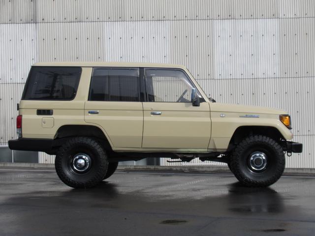 ランドクルーザープラド ＳＸワイドクラシックコンプリートナローボディーリフトアップ　ディーゼルターボ　トヨタ輸出ホイール　トーヨーオープンカントリーＭ／Ｔタイヤ　オレンジコーナーレンズ　オレンジウィンカー　ナルディステアリング　ブラックシートカバー（5枚目）