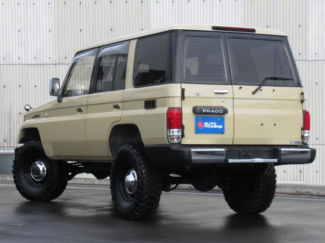 ランドクルーザープラド ＳＸワイドクラシックコンプリートナローボディーリフトアップ　ディーゼルターボ　トヨタ輸出ホイール　トーヨーオープンカントリーＭ／Ｔタイヤ　オレンジコーナーレンズ　オレンジウィンカー　ナルディステアリング　ブラックシートカバー（9枚目）