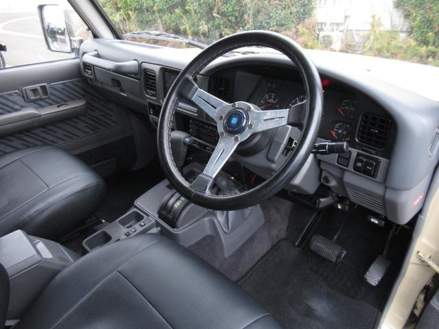 ランドクルーザープラド ＳＸワイドクラシックコンプリートナローボディーリフトアップ　ディーゼルターボ　トヨタ輸出ホイール　トーヨーオープンカントリーＭ／Ｔタイヤ　オレンジコーナーレンズ　オレンジウィンカー　ナルディステアリング　ブラックシートカバー（11枚目）