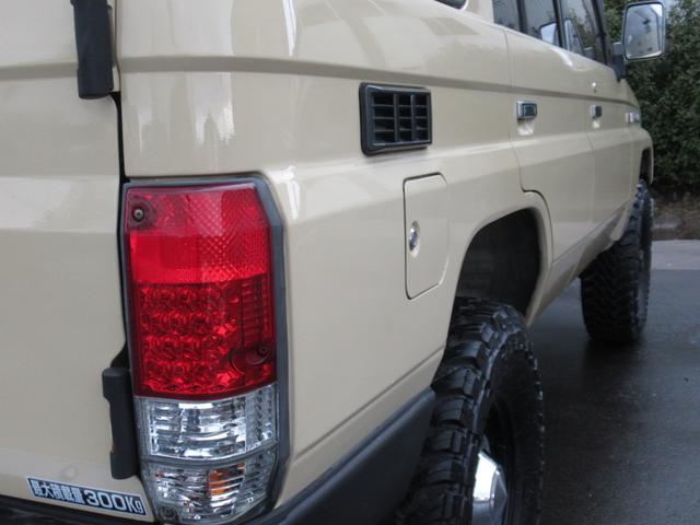 ランドクルーザープラド ＳＸワイドクラシックコンプリートナローボディーリフトアップ　ディーゼルターボ　トヨタ輸出ホイール　トーヨーオープンカントリーＭ／Ｔタイヤ　オレンジコーナーレンズ　オレンジウィンカー　ナルディステアリング　ブラックシートカバー（23枚目）