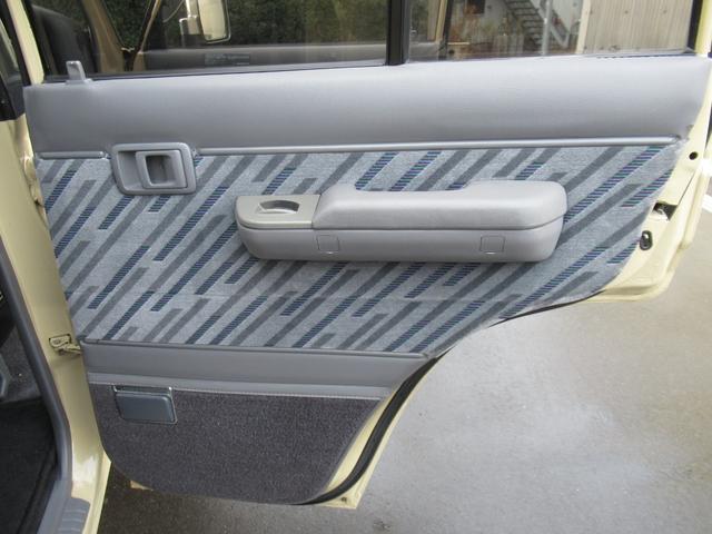 ランドクルーザープラド ＳＸワイドクラシックコンプリートナローボディーリフトアップ　ディーゼルターボ　トヨタ輸出ホイール　トーヨーオープンカントリーＭ／Ｔタイヤ　オレンジコーナーレンズ　オレンジウィンカー　ナルディステアリング　ブラックシートカバー（26枚目）