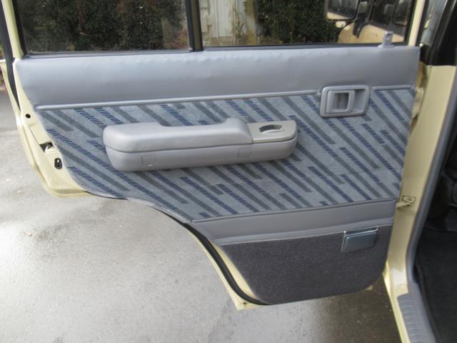 ランドクルーザープラド ＳＸワイドクラシックコンプリートナローボディーリフトアップ　ディーゼルターボ　トヨタ輸出ホイール　トーヨーオープンカントリーＭ／Ｔタイヤ　オレンジコーナーレンズ　オレンジウィンカー　ナルディステアリング　ブラックシートカバー（28枚目）