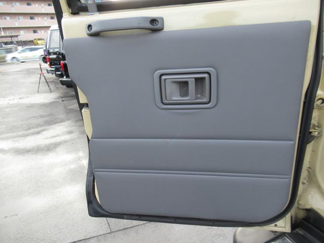 ランドクルーザープラド ＳＸワイドクラシックコンプリートナローボディーリフトアップ　ディーゼルターボ　トヨタ輸出ホイール　トーヨーオープンカントリーＭ／Ｔタイヤ　オレンジコーナーレンズ　オレンジウィンカー　ナルディステアリング　ブラックシートカバー（29枚目）