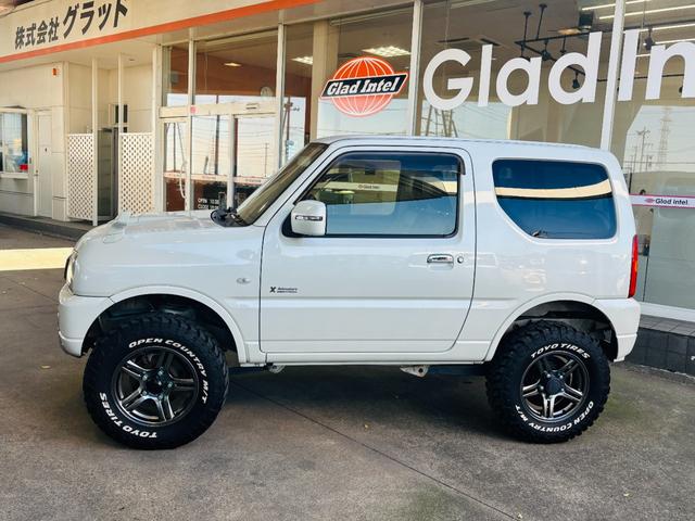 ジムニー クロスアドベンチャー 4WD/ターボ車両/マニュアル/リフトアップ/Bluetooth対応社外ナビTV/バックカメラ/シートヒーター/カスタムシフトレバー/マッドタイヤ装着/LEDフォグランプ/純正16インチアルミホイール(3枚目)