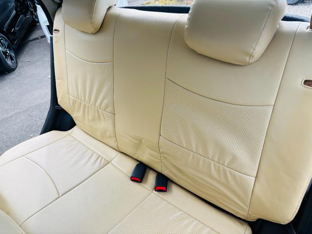 内装はベージュを基調としたレザー調シートでシックな印象の車内です！ここから更にプロのクリーニングが入りますので、お渡し時にはピカピカできっとご満足いただけますよ！