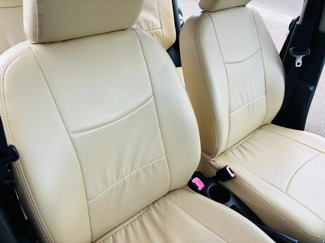 専用のレザー調シートカバーも取り付けしております！とてもキレイですし汚れも目立たない！お掃除もラクラクですよ！