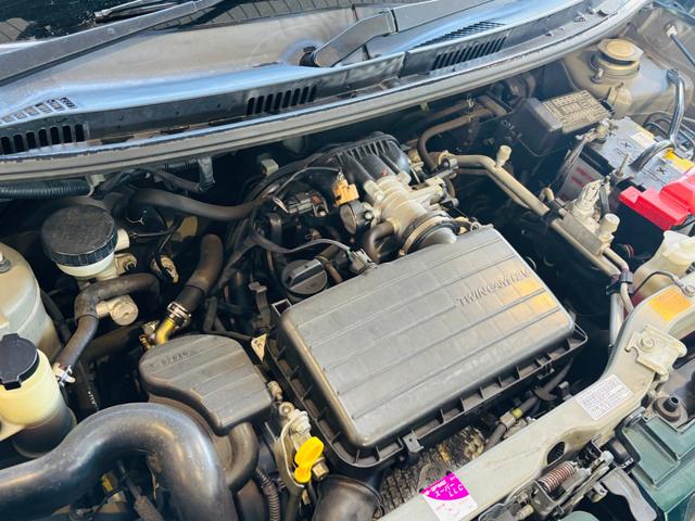 デリケートなエンジンルーム内も、丁寧に手入れを行っております！全車入庫時にクリーニングを行い、艶出しもしております！普段は見えない部分だからこそ、ご来店頂いた際には、是非一度ご覧下さい♪