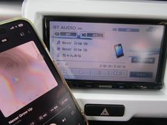 ＳＤナビＴＶが搭載されております！ＣＤ／ＤＶＤの再生、ナビ機能、Ｂｌｕｅｔｏｏｔｈオーディオ、ＵＳＢ接続、音楽ＣＤの取込などが可能です！楽しいドライブに最適な装備ですよ♪ 4