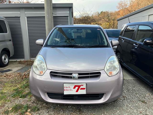 パッソ Ｘ　クツロギ　スマートキー　電動格納ミラー　ＣＶＴ　盗難防止システム　衝突安全ボディ　ベンチシート　ＡＢＳ　エアコン　パワーステアリング　パワーウィンドウ（2枚目）