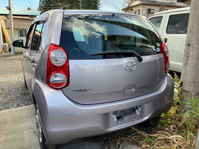 パッソ Ｘ　クツロギ　スマートキー　電動格納ミラー　ＣＶＴ　盗難防止システム　衝突安全ボディ　ベンチシート　ＡＢＳ　エアコン　パワーステアリング　パワーウィンドウ（5枚目）