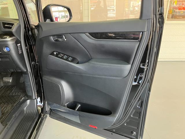 ヴェルファイアハイブリッド Ｚ　ゴールデンアイズ　４ＷＤ　純正ナビ　フルセグＴＶ　バックカメラ　両側パワースライドドア　純正エンジンスターター　レーダークルーズコントロール　デジタルインナーミラー　ＥＴＣ　前後ドラレコ（9枚目）