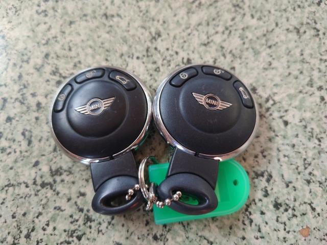 ＭＩＮＩ クーパー　禁煙車　メンテナンスノート　記録簿　スマートキー２個　プライバシーガラス　純正１５インチアルミ　パナソニックＥＴＣ　純正オーディオ　ＣＤ　ハンズフリー　ＡＵＴＯエアコン　フォグランプ　リアフォグ（39枚目）