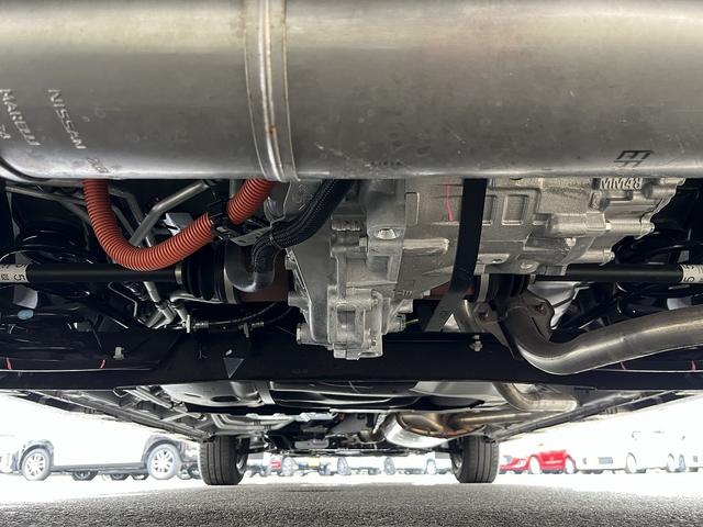 セレナ ｅ－４ＯＲＣＥ　ハイウェイスターＶ　禁煙車　４ＷＤ【両側電動スライド】純正９インチナビ＆後席モニター　フルセグＴＶ　ＢＬＵＥＴＯＯＴＨ　ＨＤＭＩ　ＥＴＣ２．０　全周囲カメラ　ドラレコ　ＢＳＭ　コーナーセンサー　追従クルコン　ハンドル支援（8枚目）