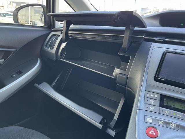 プリウス Ｓ　後期型【社外エンジンスターター】社外ナビ　フルセグＴＶ　Ｂｌｕｅｔｏｏｔｈ　ＣＤ＆ＤＶＤ　バックカメラ　ビルトインＥＴＣ　ＨＩＤヘッドライト　ミラーウィンカー　横滑り防止　盗難防止装置　スペアキー（28枚目）