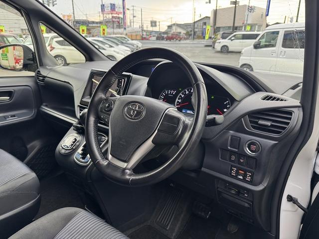 ノア Si 禁煙車 4WD 社外ナビ フルセグTV Bluetooth バックカメラ 両側電動スライドドア【後席サンシェード】【10インチALPINEフリップダウンモニター】ETC 純正アルミ MTモード(19枚目)