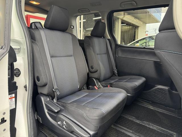 ノア Si 禁煙車 4WD 社外ナビ フルセグTV Bluetooth バックカメラ 両側電動スライドドア【後席サンシェード】【10インチALPINEフリップダウンモニター】ETC 純正アルミ MTモード(22枚目)