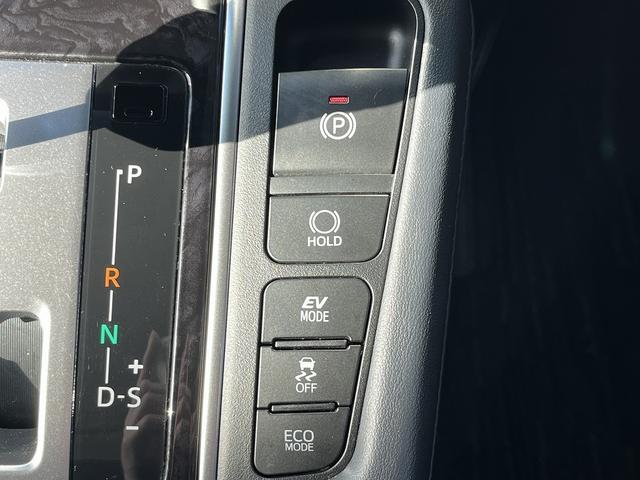 ヴェルファイアハイブリッド Ｚ　禁煙車　４ＷＤ　後期型　レーダークルーズコントロール　衝突軽減サポート　レーンアシスト　コーナーセンサー　純正１０インチナビ【ＨＤＭＩ】バックカメラ　両側電動スライドドア　フリップダウンモニター（11枚目）