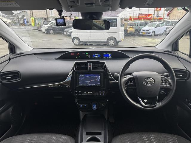 プリウス Ｓ　禁煙車　４ＷＤ　後期型　レーダークルーズコントロール　衝突軽減サポート　レーンアシスト　コーナーセンサー　社外ナビ　バックカメラ　ＥＴＣ　ドライブレコーダー【１００Ｖ電源】ＬＥＤヘッドライト（7枚目）