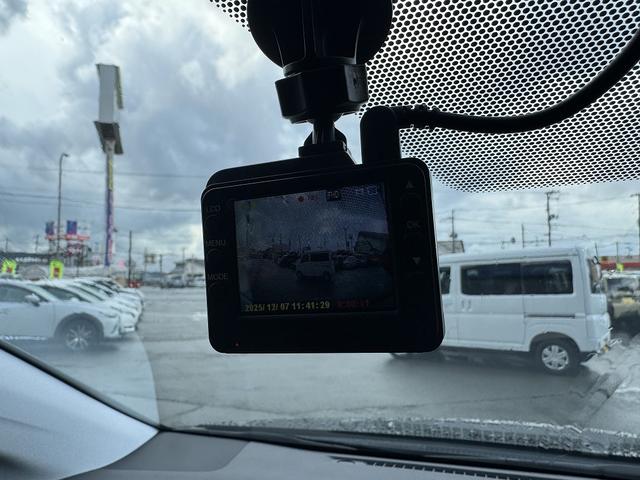 プリウス Ｓ　禁煙車　４ＷＤ　後期型　レーダークルーズコントロール　衝突軽減サポート　レーンアシスト　コーナーセンサー　社外ナビ　バックカメラ　ＥＴＣ　ドライブレコーダー【１００Ｖ電源】ＬＥＤヘッドライト（9枚目）