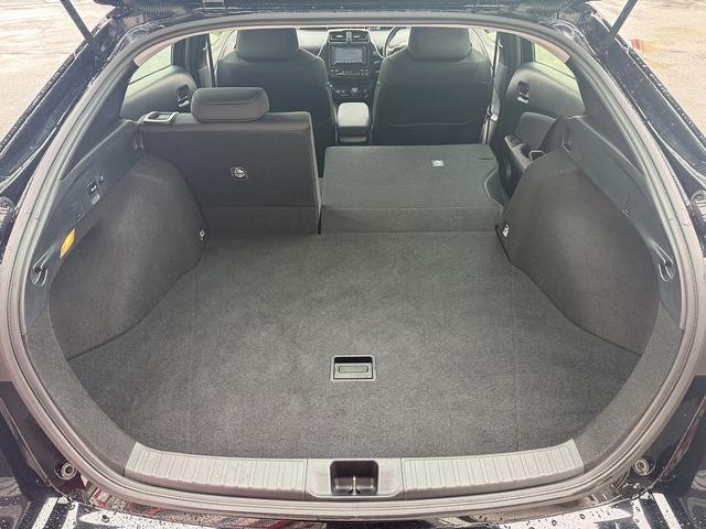 プリウス Ｓ　禁煙車　４ＷＤ　後期型　レーダークルーズコントロール　衝突軽減サポート　レーンアシスト　コーナーセンサー　社外ナビ　バックカメラ　ＥＴＣ　ドライブレコーダー【１００Ｖ電源】ＬＥＤヘッドライト（24枚目）