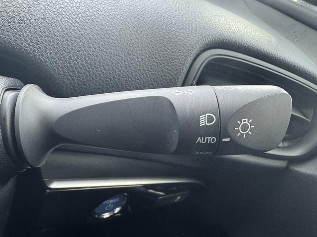 プリウス Ｓ　禁煙車　４ＷＤ　後期型　レーダークルーズコントロール　衝突軽減サポート　レーンアシスト　コーナーセンサー　社外ナビ　バックカメラ　ＥＴＣ　ドライブレコーダー【１００Ｖ電源】ＬＥＤヘッドライト（40枚目）