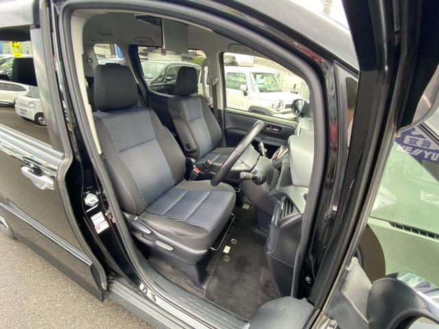 ヴォクシー ZS 煌 禁煙車 エンジンスターター 両側電動スライドドア フリップダウンモニター 社外ナビ【CD DVD フルセグTV Bluetooth ミュージックサーバー】 バックカメラ ドライブレコーダー ビルトインETC アイドリングストップ 横滑り防止装置(17枚目)