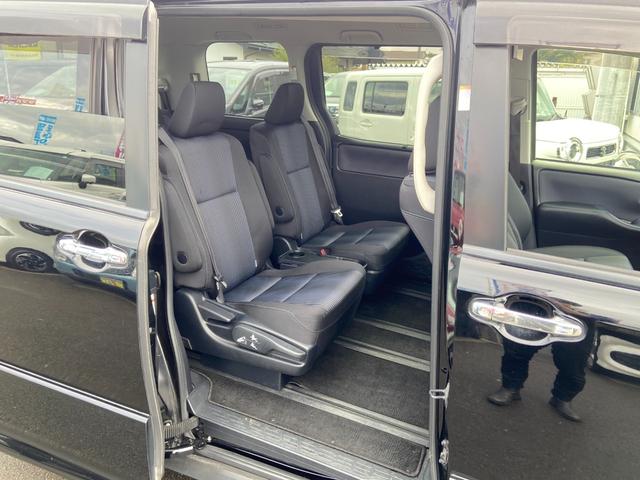 ヴォクシー ZS 煌 禁煙車 エンジンスターター 両側電動スライドドア フリップダウンモニター 社外ナビ【CD DVD フルセグTV Bluetooth ミュージックサーバー】 バックカメラ ドライブレコーダー ビルトインETC アイドリングストップ 横滑り防止装置(19枚目)