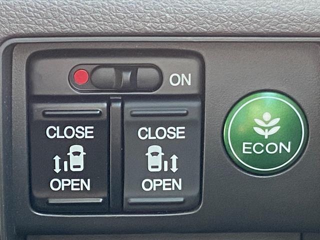 オデッセイ G 禁煙車 4WD 両側電動スライドドア ビルトインETC 衝突被害軽減装置 クルーズコントロール 純正ナビ【CD DVD Bluetooth】 LEDヘッドライト&オートライト&フォグランプ バックカメラ 横滑り防止装置 ステアリングリモコン スマートキー(6枚目)