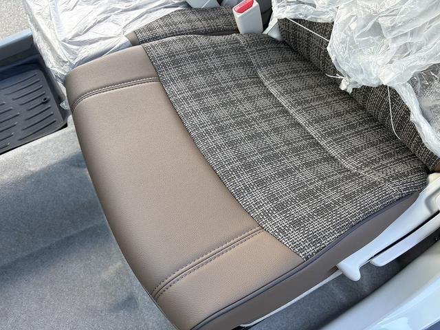 アルトラパンLC L 届け出済み未使用車 レーンアシスト コーナーセンサー バックアイカメラ付きディスプレイオーディオ【USB Bluetooth】 ハーフレザーシート&シートヒーター 衝突被害軽減装置 横滑り防止装置 ステアリングリモコン アイドリングストップ 保証書(42枚目)