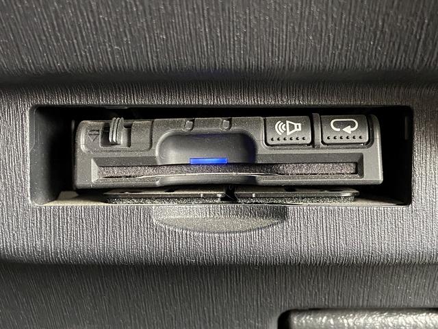 プリウス Sツーリングセレクション・G’s 禁煙車 横滑り防止装置 アルパイン製9インチナビ【CD DVD フルセグTV Bluetooth】 バックカメラ HIDヘッドライト&オートライト&フォグランプ ビルトインETC ステアリングリモコン スマートキー&スペア(7枚目)