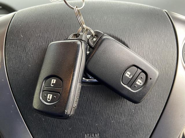 プリウス Sツーリングセレクション・G’s 禁煙車 横滑り防止装置 アルパイン製9インチナビ【CD DVD フルセグTV Bluetooth】 バックカメラ HIDヘッドライト&オートライト&フォグランプ ビルトインETC ステアリングリモコン スマートキー&スペア(8枚目)